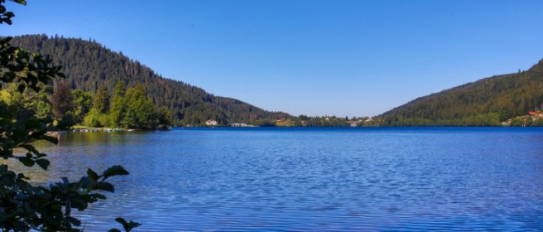 the-gerardmer-lake-in-france-picture-id1176800928